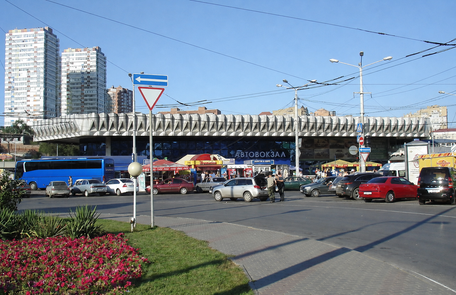 Главный автовокзал Ростова-на-Дону с добавленным иллюстративным синим автобусом